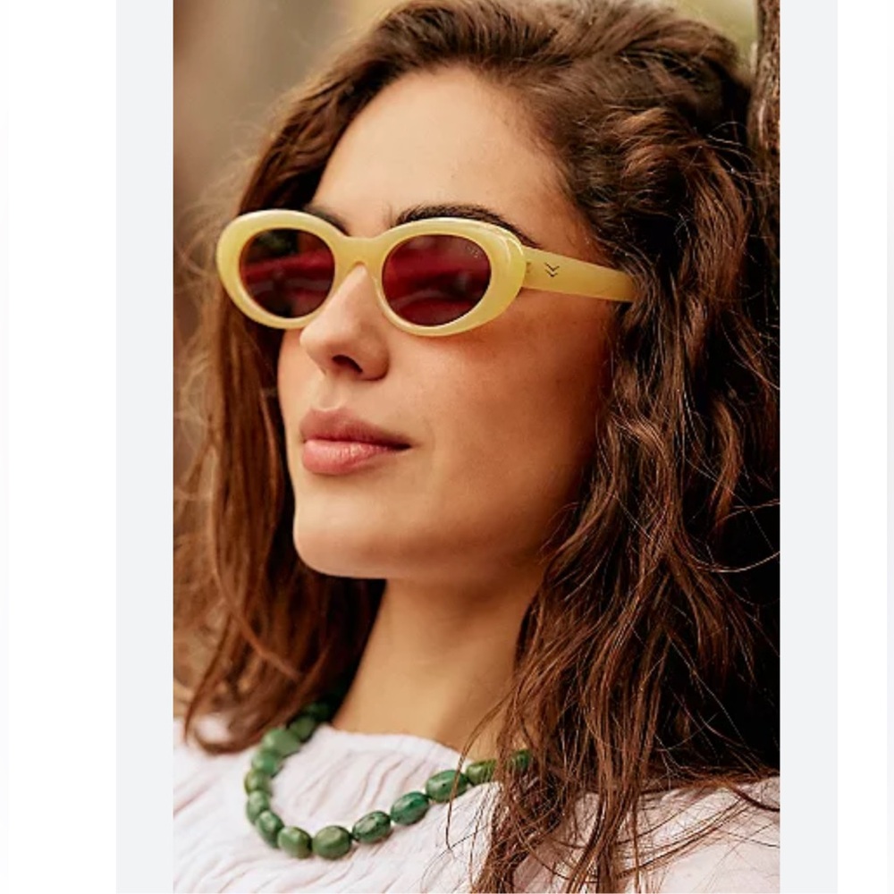 lLe Specs Hey Ya Bluelight
Glasses | 
Free People
NWT
Color- Yellow